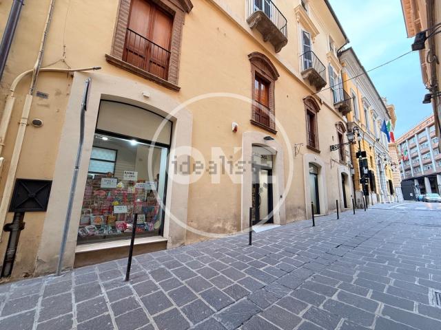 Locale in affitto di 144 m² in Via Cesare de Lollis, 6