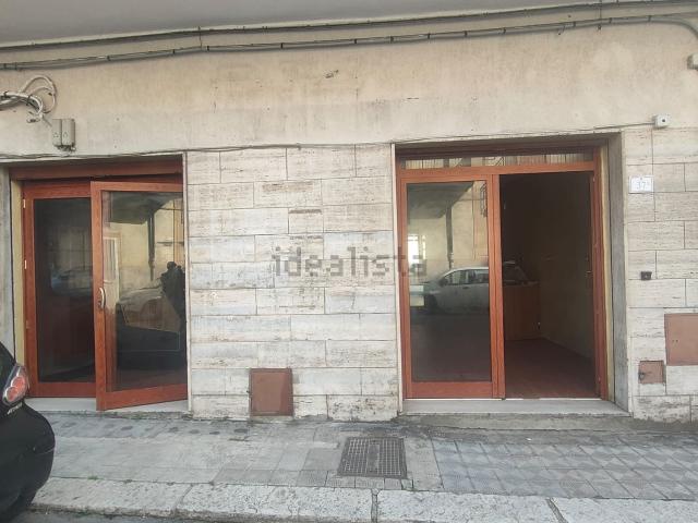 Locale in affitto di 145 m² in Via Enotria