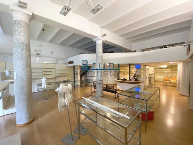 Locale in affitto di 145 m² in Via Nazario Sauro, 90
