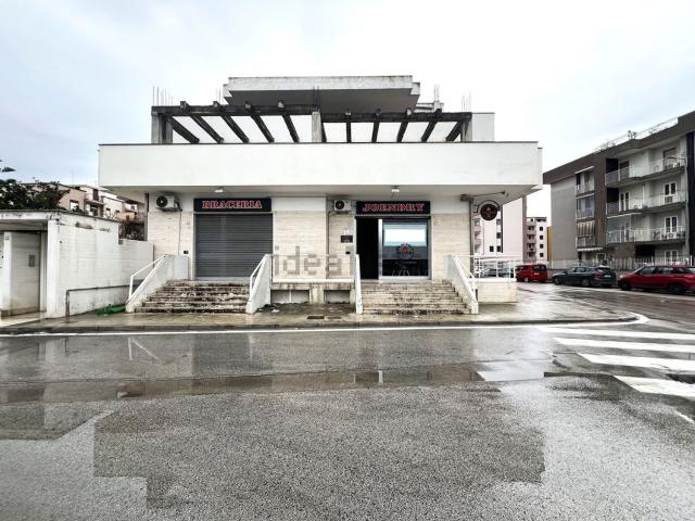 Locale in affitto di 145 m² in Via Padre Pio, 42