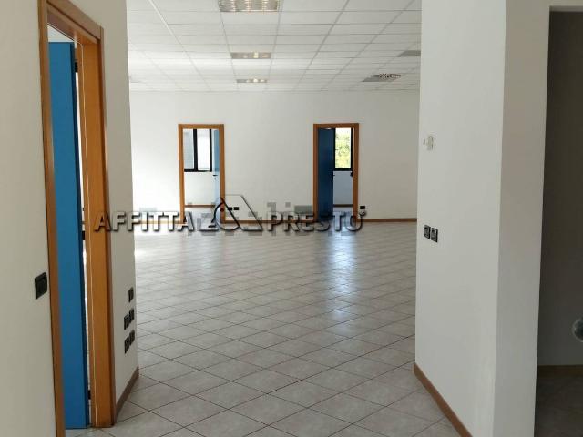 Locale in affitto di 145 m² in Viale Fratelli Spazzoli