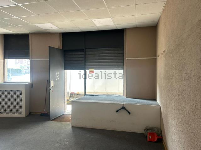 Locale in affitto di 145 m² in Via A. D&apos Avalos