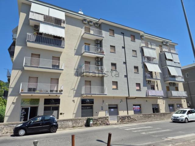 Locale in affitto di 147 m² in Via delle Calabrie