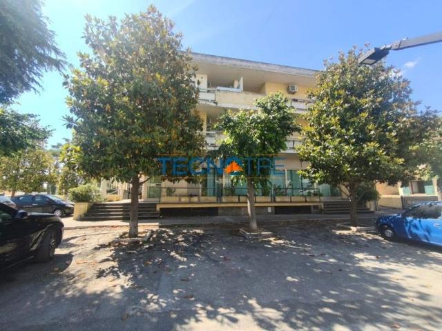 Locale in affitto di 1500 m² in Via F. Filzi, 48