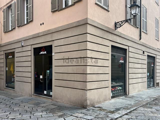 Locale in affitto di 150 m²