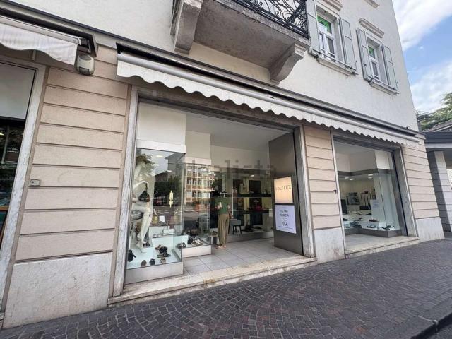 Locale in affitto di 150 m²