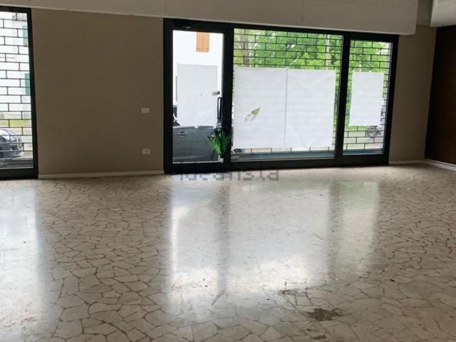 Locale in affitto di 150 m²