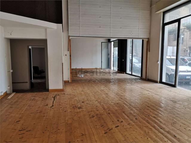 Locale in affitto di 150 m²