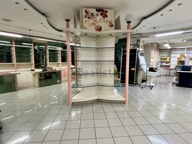 Locale in affitto di 150 m²