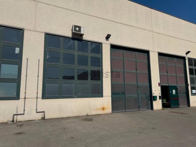 Locale in affitto di 170 m² in Via 1&apos Maggio