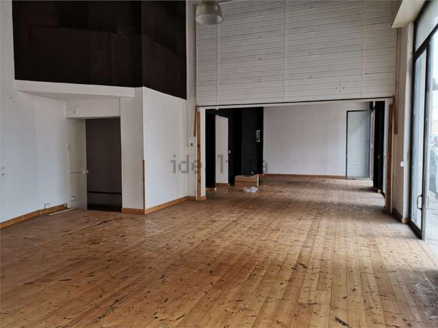 Locale in affitto di 150 m² in Via Costanza Bruno, 1