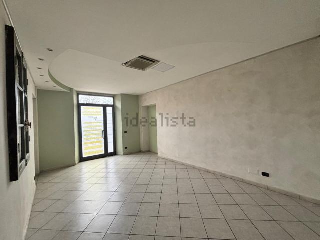 Locale in affitto di 150 m² in Via Cav. Ottavio Riccadonna