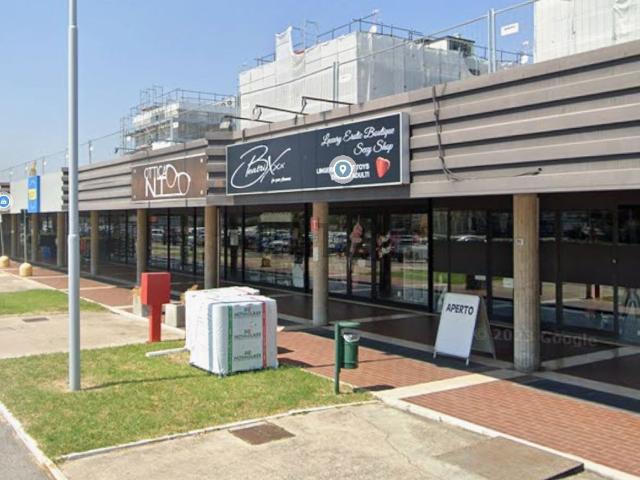 Locale in affitto di 150 m² in Via Calcara