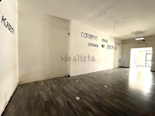 Locale in affitto di 150 m² in Via Calabria