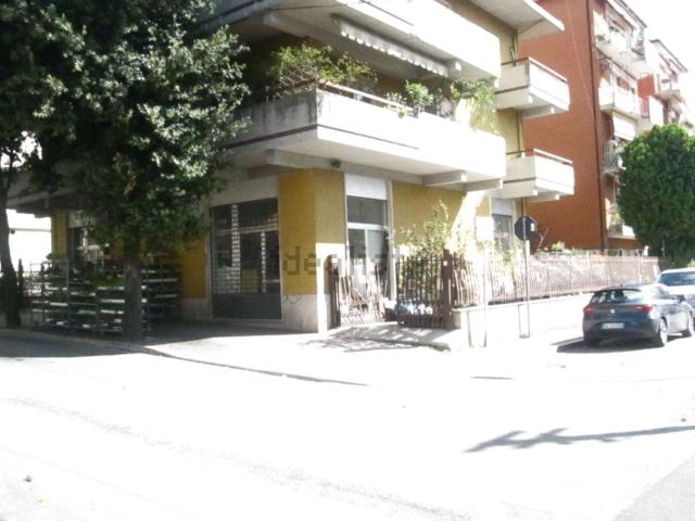 Locale in affitto di 150 m² in Via Adriano Rigantè