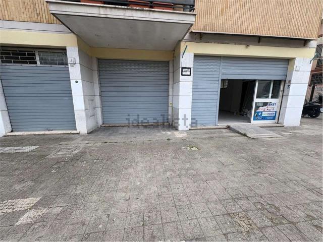 Locale in affitto di 150 m² in Via dell&apos Aquila Reale