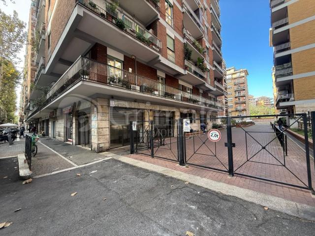 Locale in affitto di 150 m² in Via Oderisi da Gubbio
