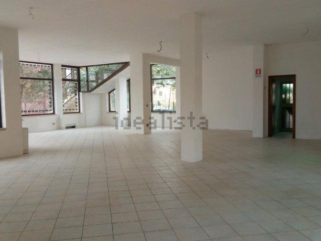 Locale in affitto di 150 m² in Via Montà, 265