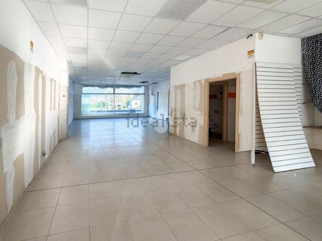 Locale in affitto di 150 m² in Via Statale
