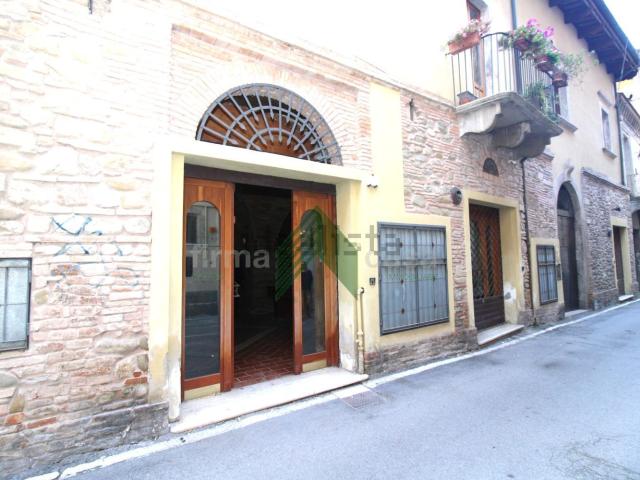 Locale in affitto di 150 m² in Via Stazio, 17