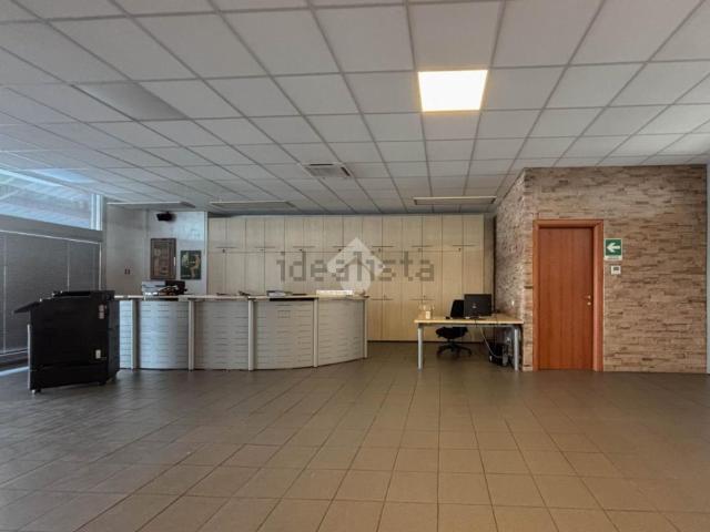 Locale in affitto di 150 m² in Via Privata Battista Rota