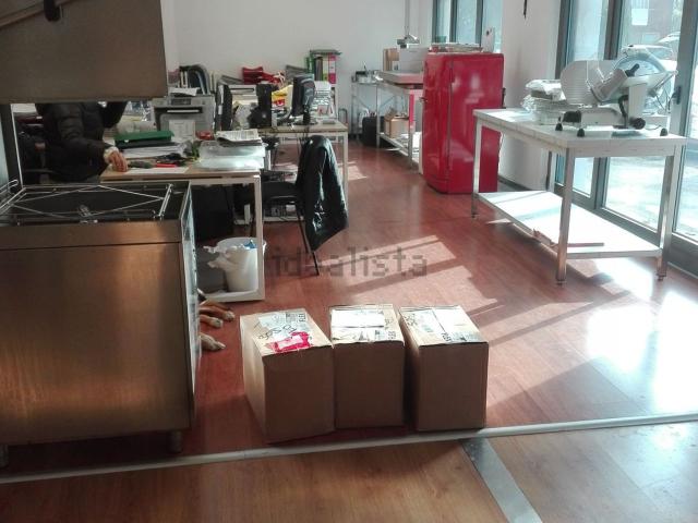 Locale in affitto di 150 m² in Via Villa Cozza, 24