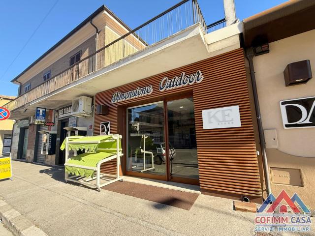 Locale in affitto di 153 m² in Via Napoli, 81