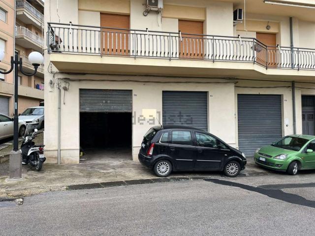 Locale in affitto di 155 m² in Viale Principe di Piemonte, 100