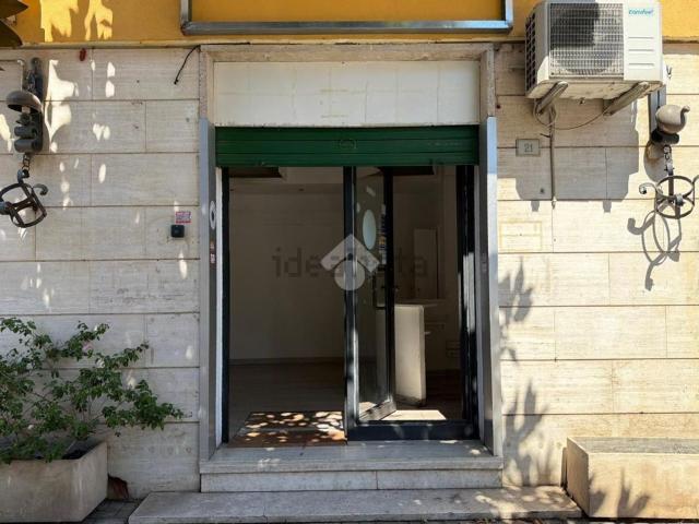 Locale in affitto di 15 m² in Via Monte Grappa, 21
