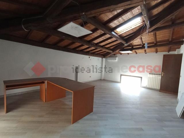 Locale in affitto di 160 m²