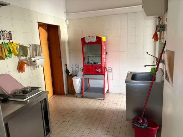 Locale in affitto di 160 m² in Via 2 Giugno
