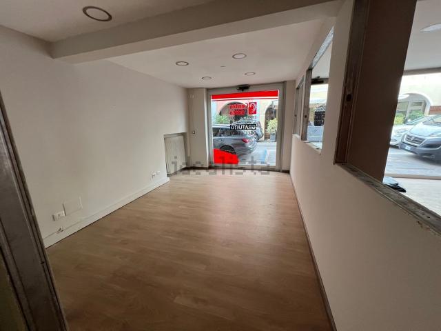 Locale in affitto di 160 m² in Via Alessandro Manzoni, 7