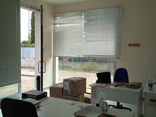 Locale in affitto di 160 m² in Via Federico Fellini