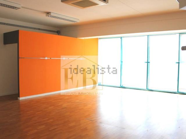 Locale in affitto di 160 m² in Via Valtellina