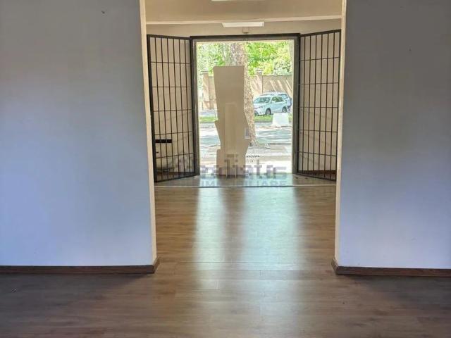 Locale in affitto di 160 m² in Viale Piave