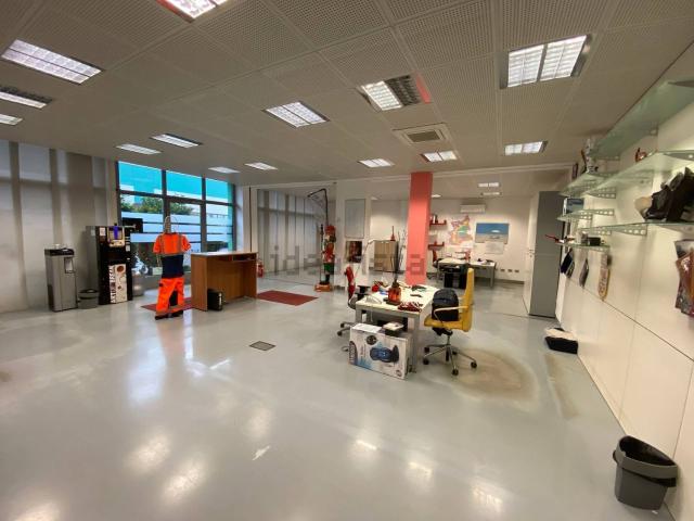 Locale in affitto di 161 m² in Via Antonio Canova, 37