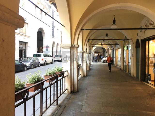 Locale in affitto di 161 m² in Via X Giornate
