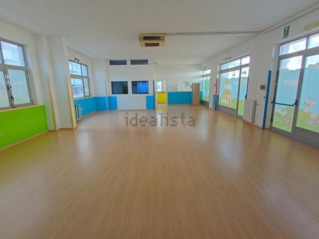 Locale in affitto di 164 m² in Via Esino