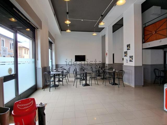 Locale in affitto di 169 m² in Via F. Ferruccio, 8