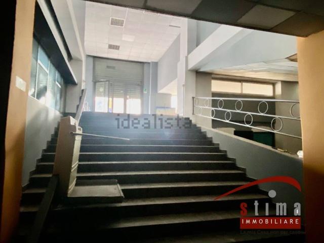 Locale in affitto di 1700 m² in Via Basento, 20