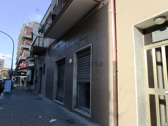 Locale in affitto di 170 m² in Via Mario Pagano