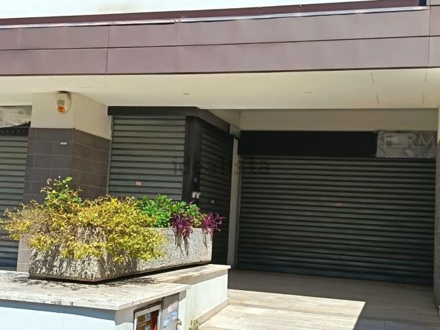 Locale in affitto di 171 m² in Via Fernando Colombo, 10