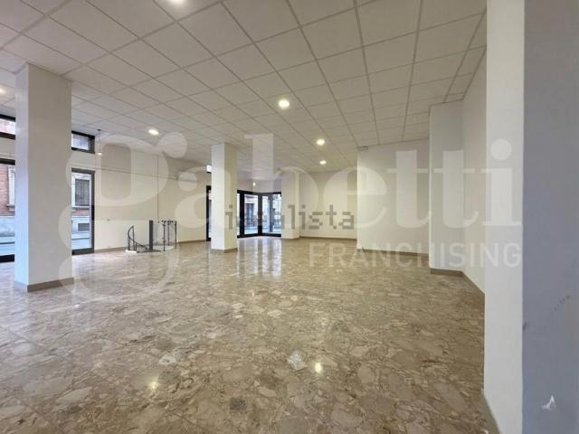 Locale in affitto di 174 m² in Piazza Repubblica, 2