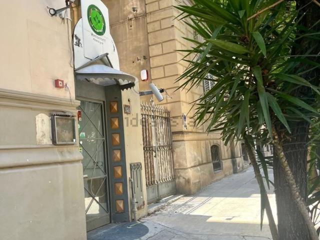 Locale in affitto di 175 m² in Via Enrico Albanese, 104