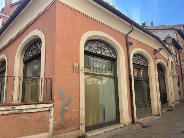 Locale in affitto di 175 m² in Via Tre Colonne