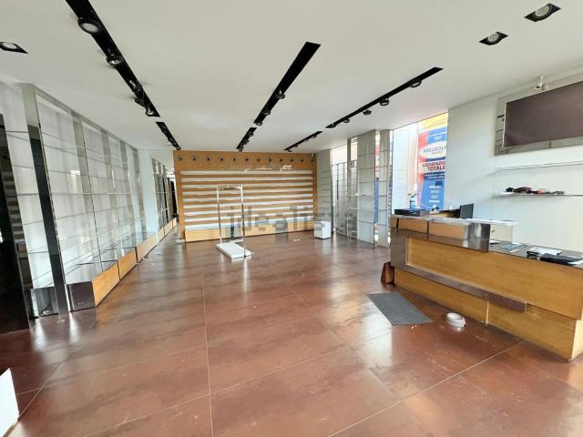 Locale in affitto di 176 m²
