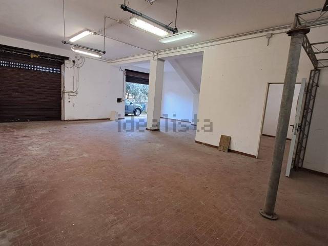 Locale in affitto di 177 m² in Via dell&apos Acqua Acetosa, 35