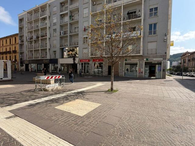 Locale in affitto di 1800 m² in Corso G. Mazzini, 90
