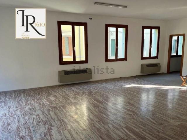 Locale in affitto di 180 m²