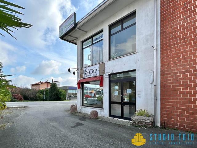 Locale in affitto di 180 m² in Via Camillo Cavour, 36